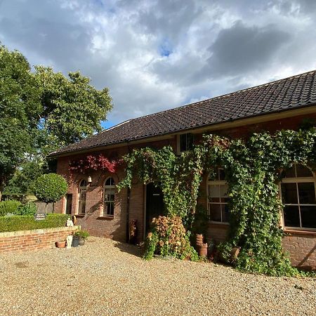 Betsey Trotwood. Historic Stylish 2-Bed Cottage. Blundeston Exterior photo
