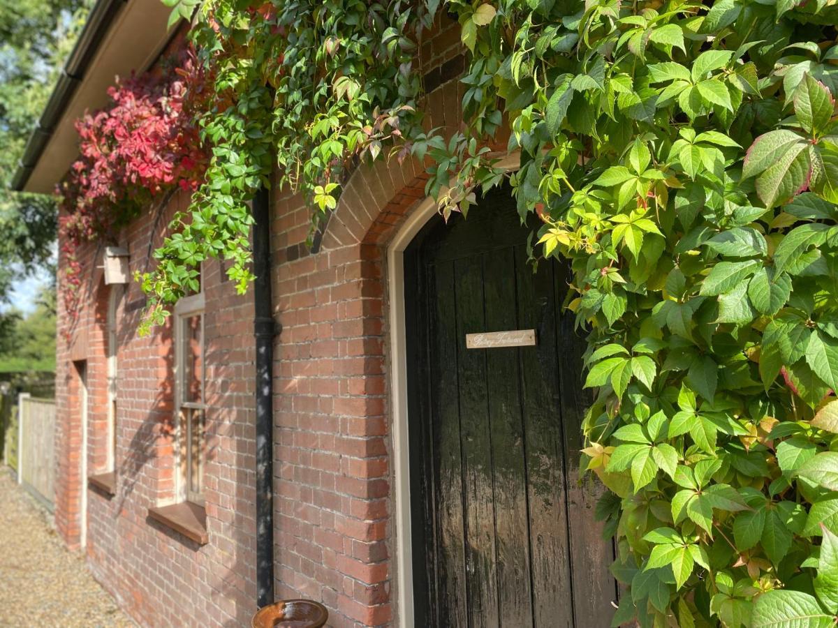 Betsey Trotwood. Historic Stylish 2-Bed Cottage. Blundeston Exterior photo