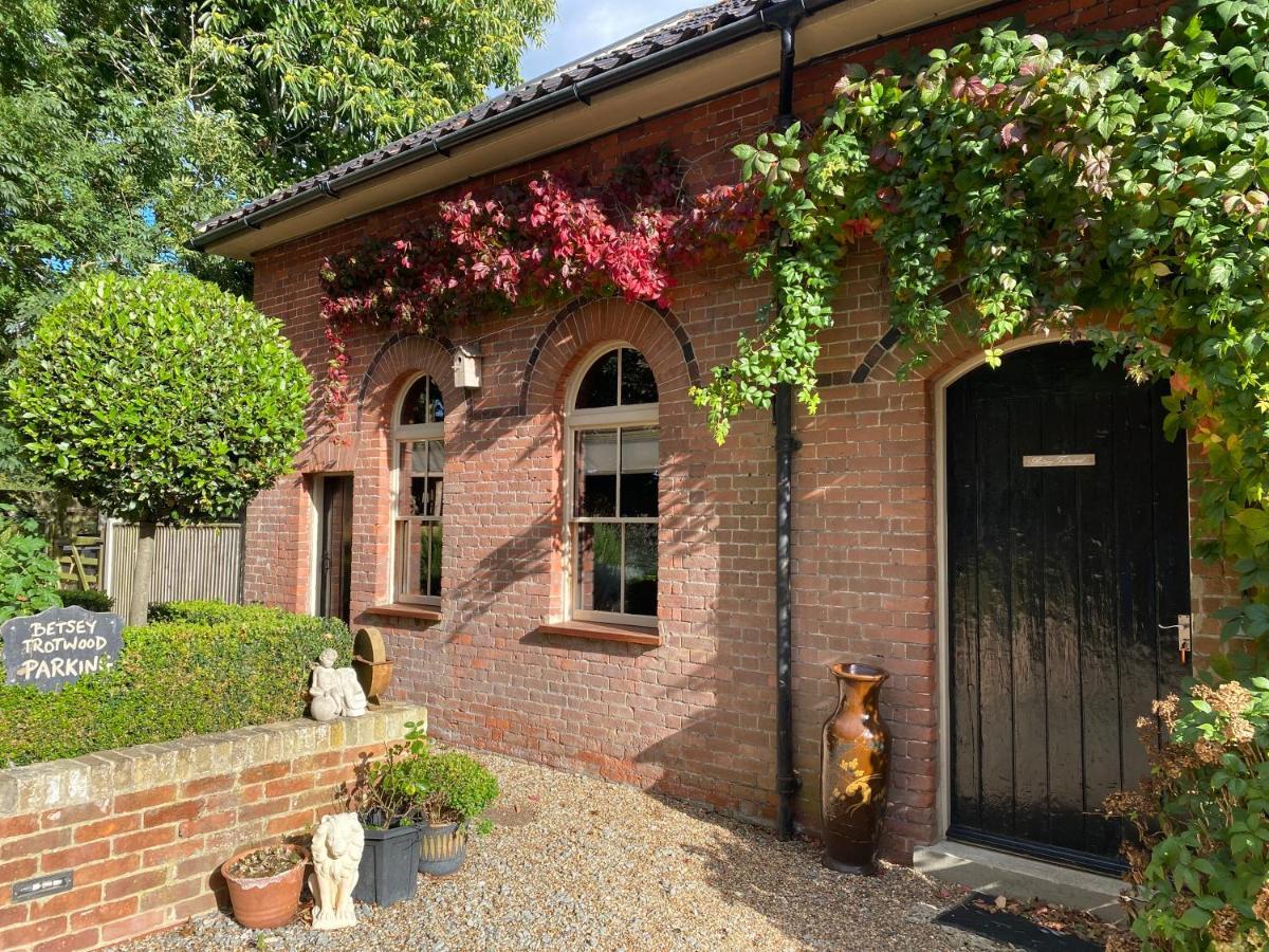 Betsey Trotwood. Historic Stylish 2-Bed Cottage. Blundeston Exterior photo